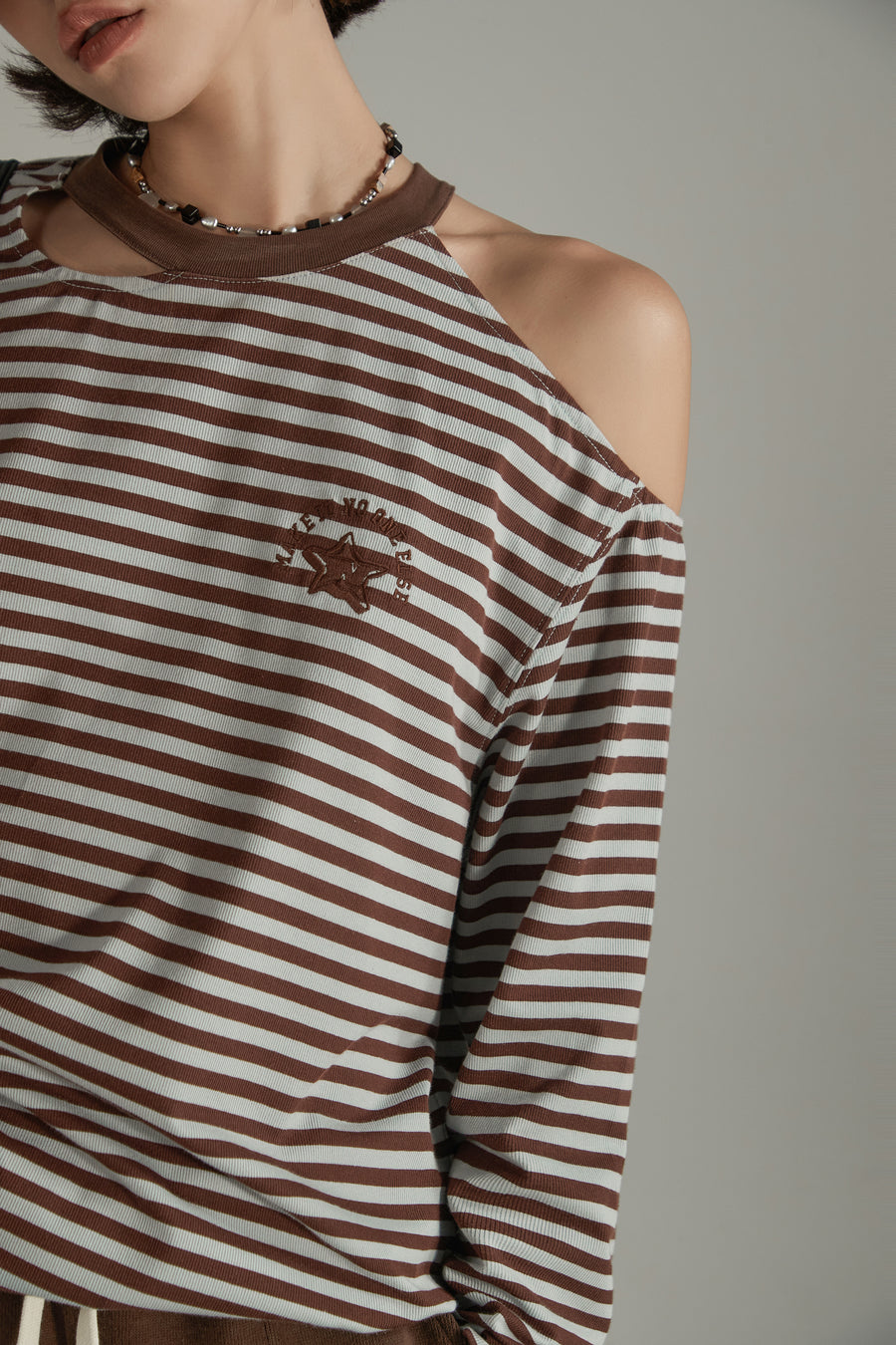 CHUU Color One Open Shoulder Stripe T-Shirt