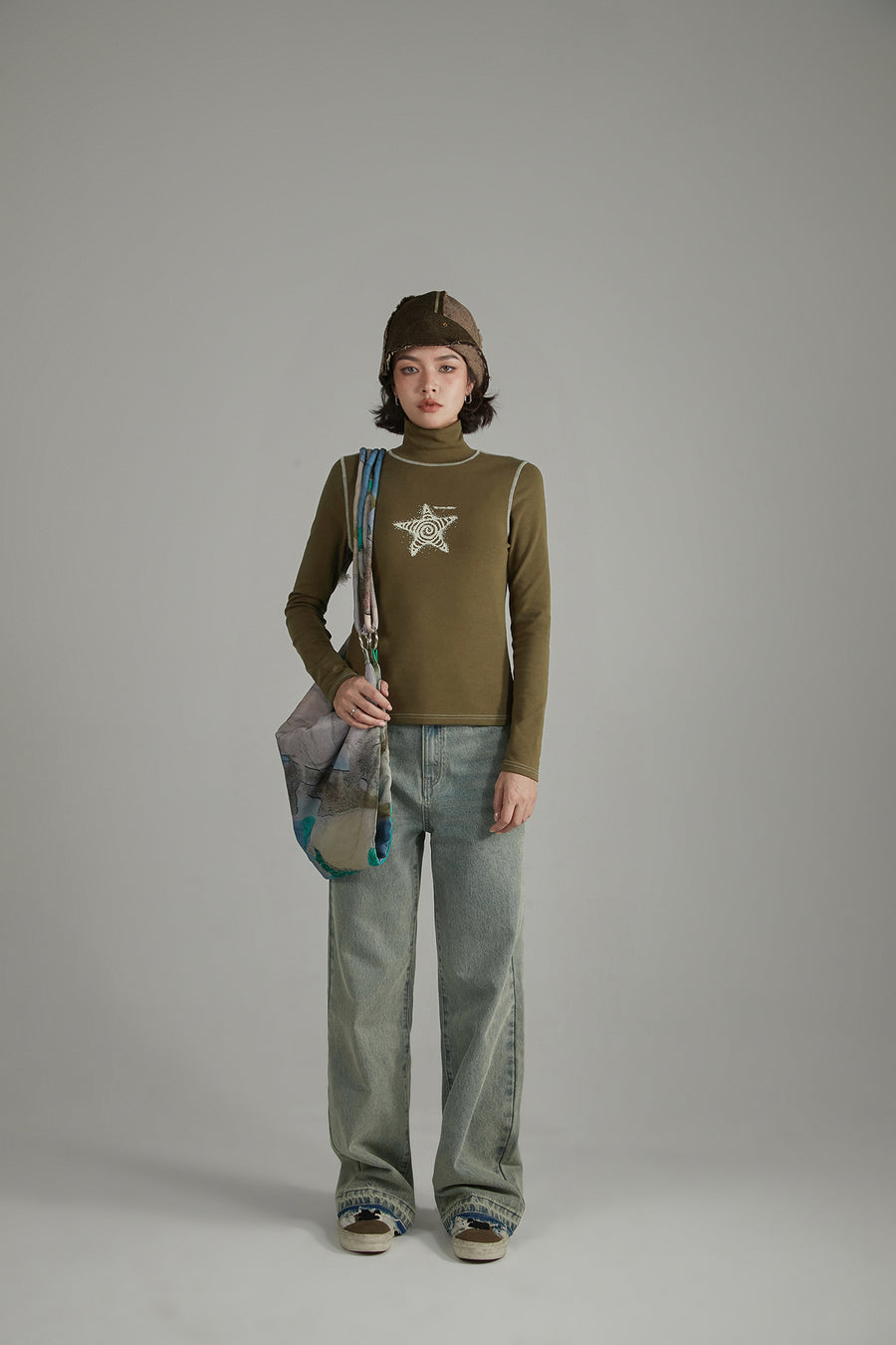 CHUU Star High Neck Stitch Top