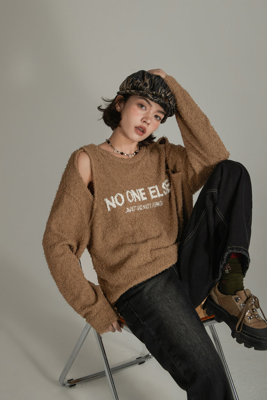 CHUU Logo Shoulder Split Loose Knit Sweater