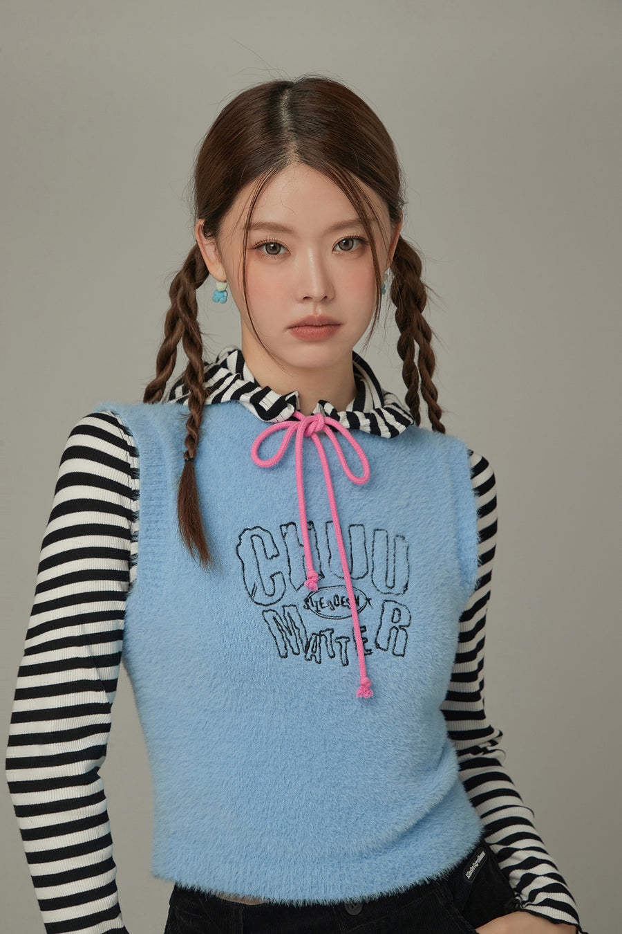 CHUU Lettering Fuzzy Sleeveless Sweater