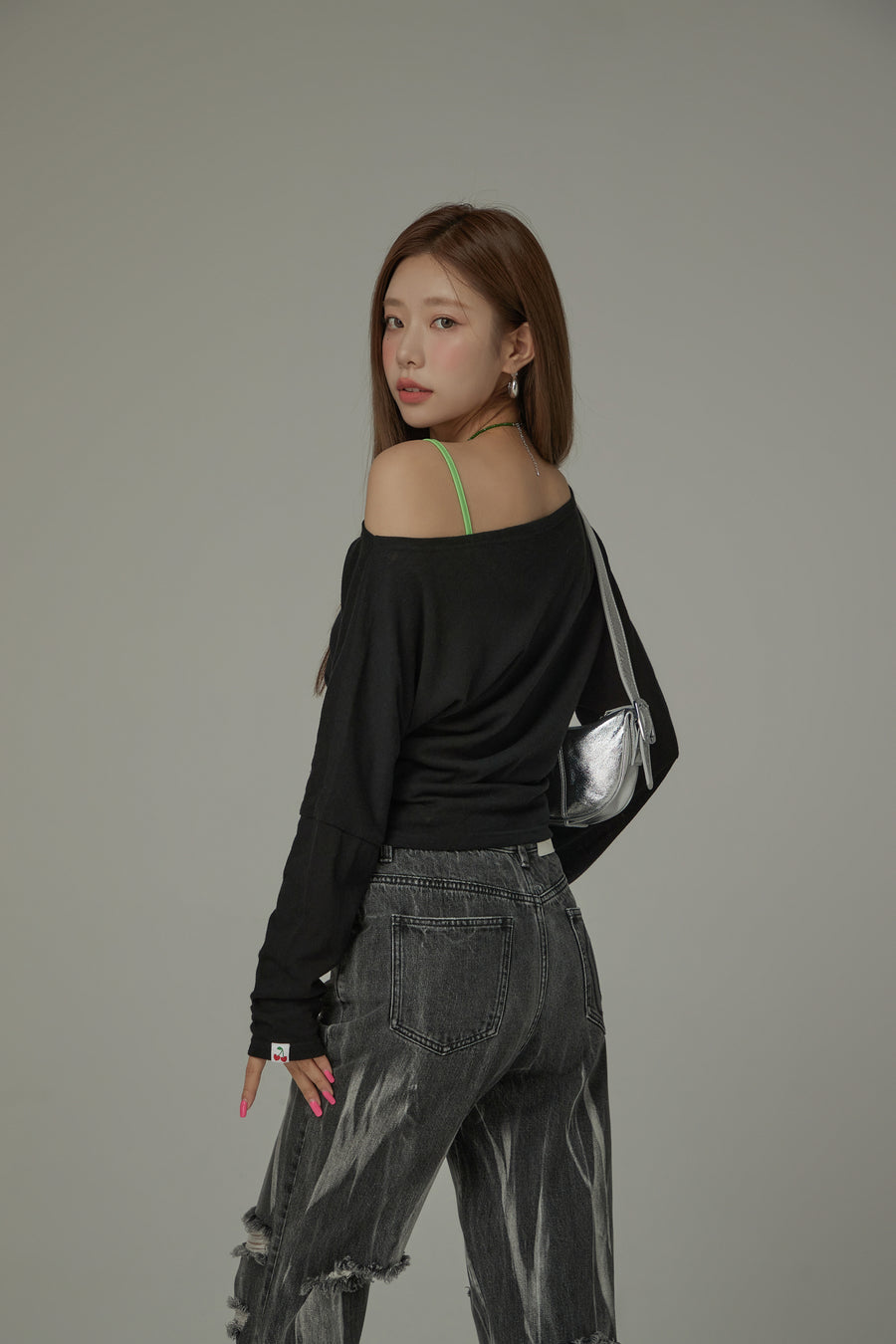 CHUU Off The Shoulder Loosefit Long Sleeve Basic T-Shirt