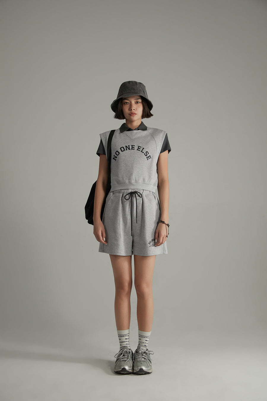 CHUU Noe Logo Cropped Sleeveless Sweatshirt