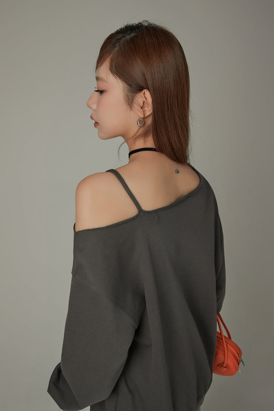 CHUU Logo One Shoulder Loose Fit Sweatshirt