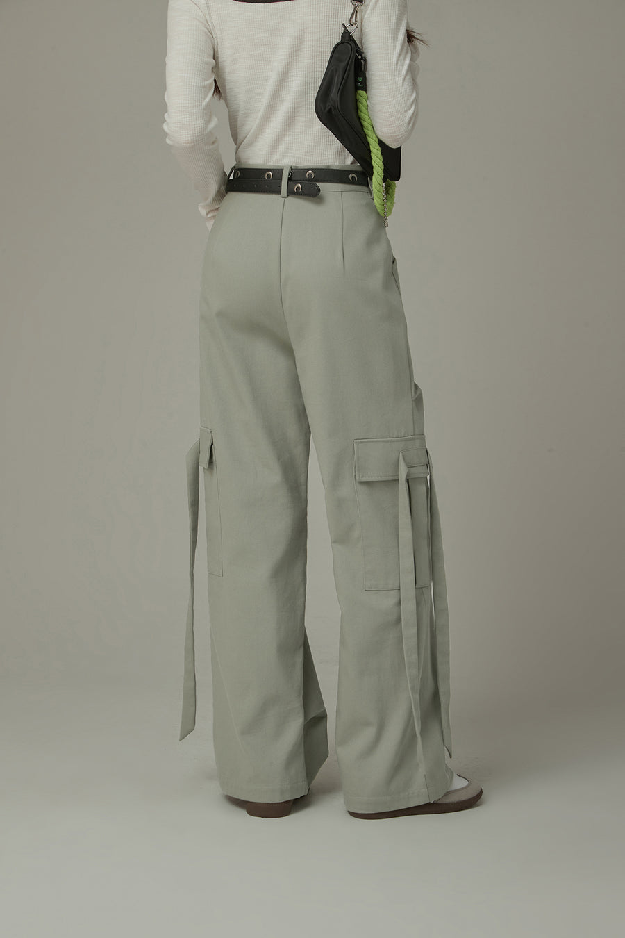 CHUU Trendy Wide Cargo Pockets Pants