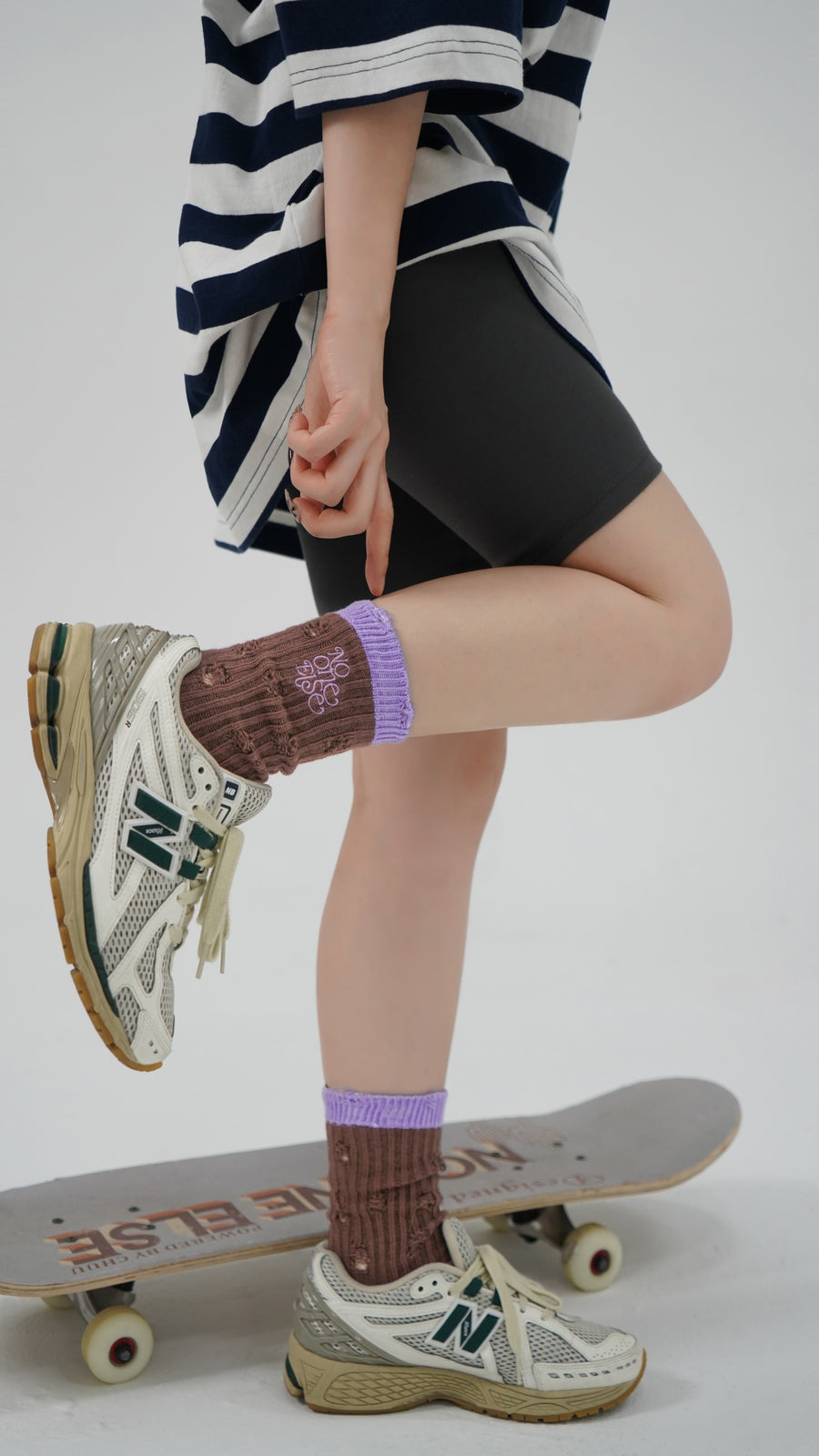 CHUU Distressed Embroidered Color High Socks