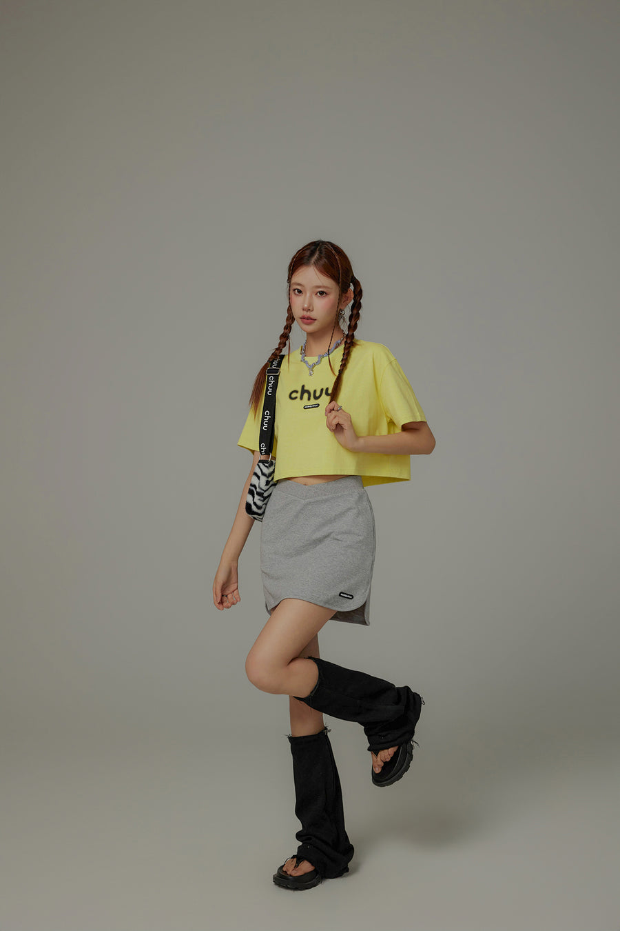 CHUU Chuu Lettering Logo Loose-Fitting Cropped Short Sleeve T-Shirt