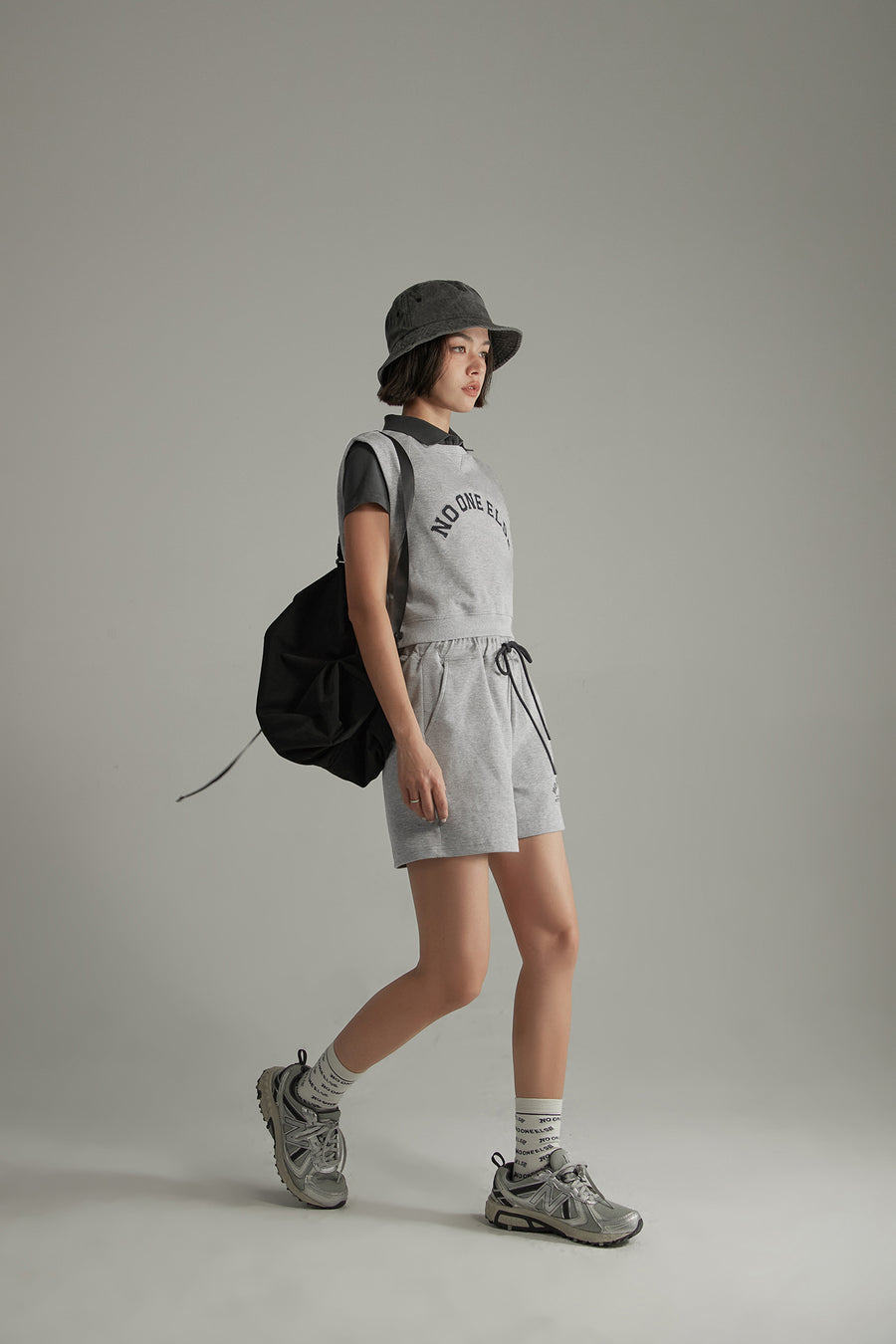 CHUU Noe Logo Cropped Sleeveless Sweatshirt