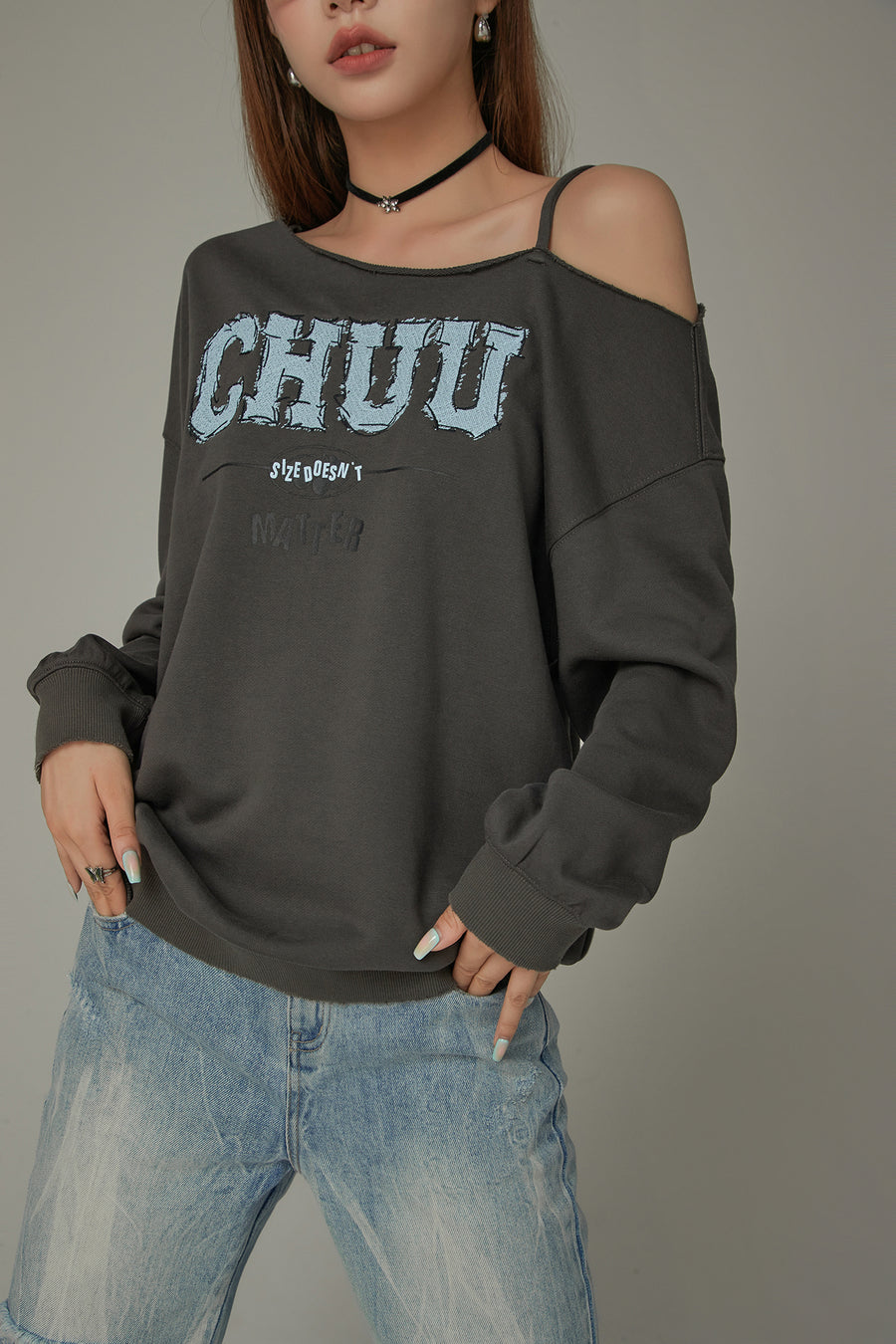 CHUU Logo One Shoulder Loose Fit Sweatshirt