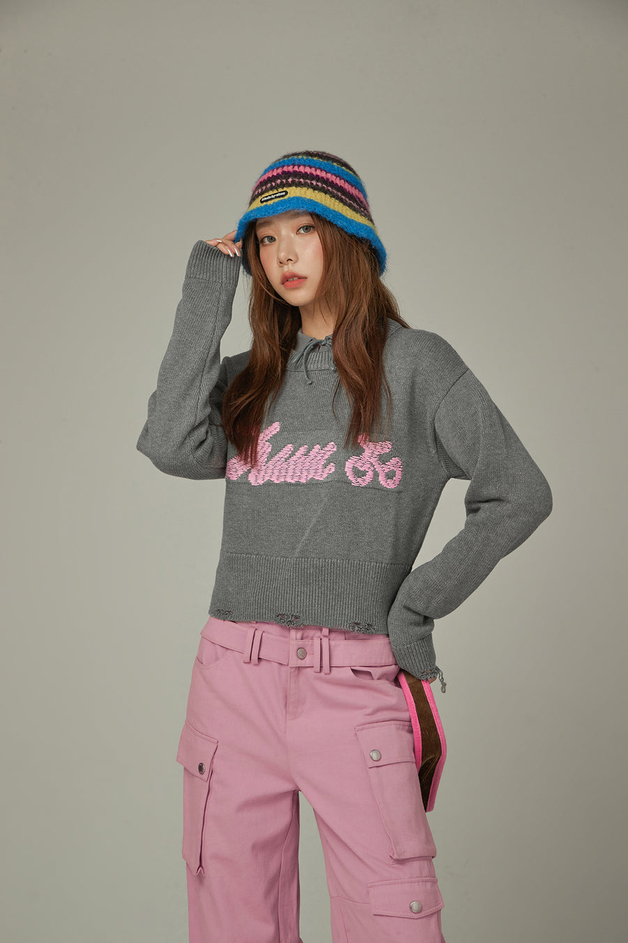 CHUU Distressed Lettering Crop Knit Sweater