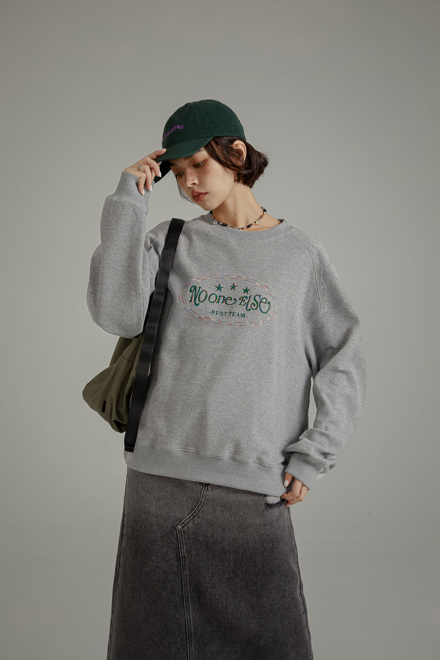 CHUU Color Embroidery Waffle Logo Sweatshirt