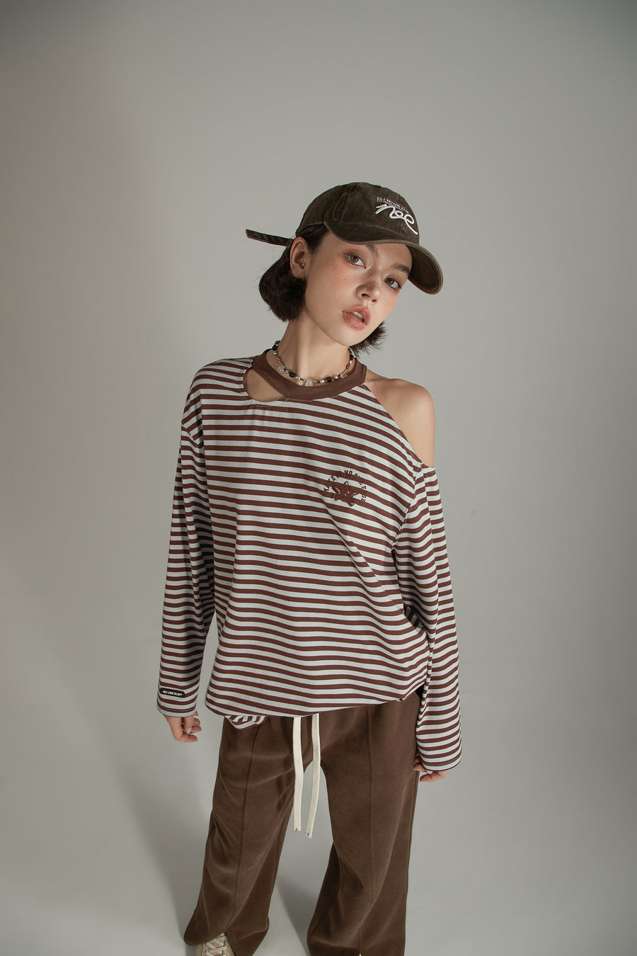 CHUU Color One Open Shoulder Stripe T-Shirt