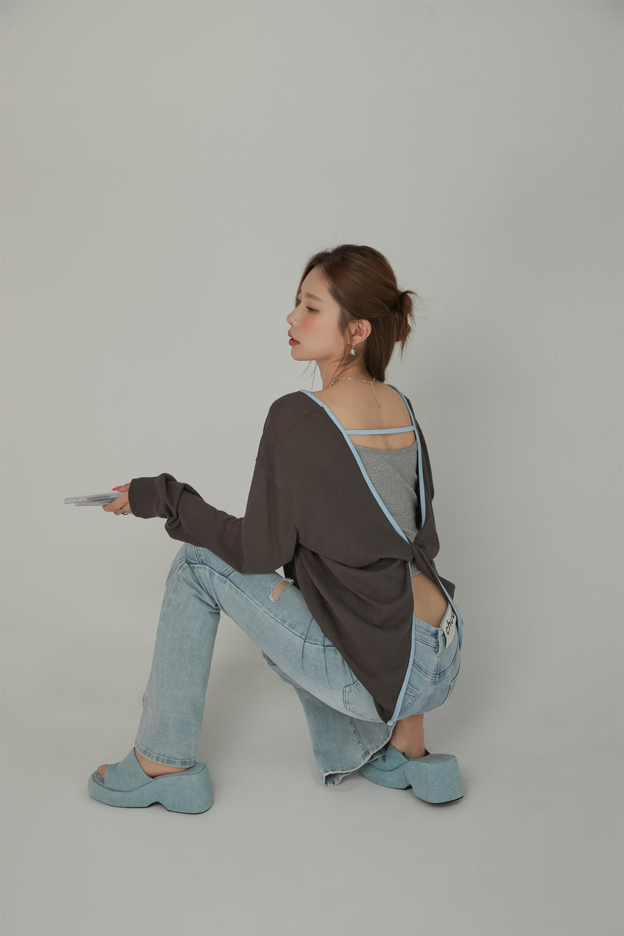 CHUU Open Back U-Neck Logo Long Sleeve T-Shirt