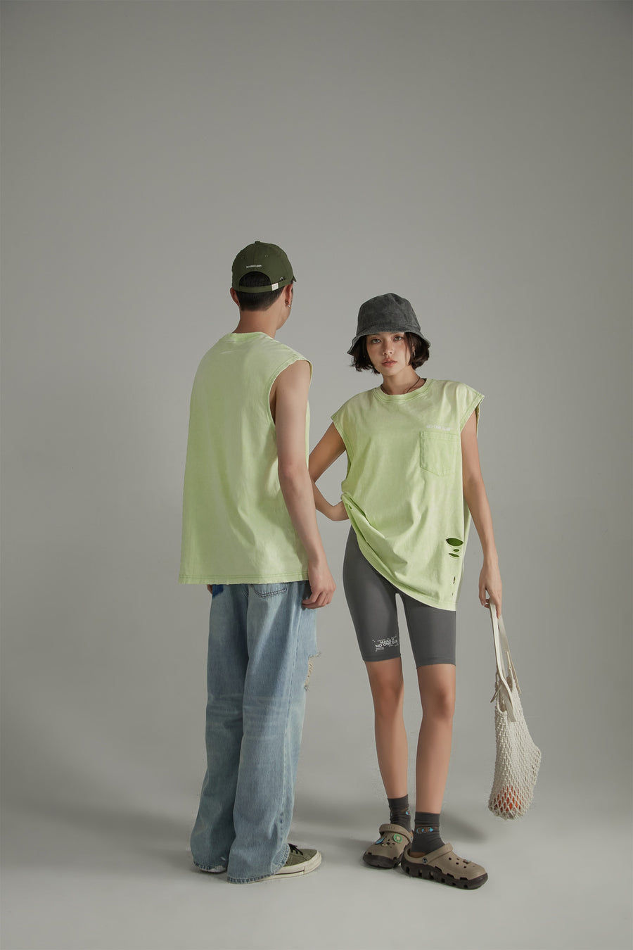 CHUU Front Pocket Loosefit Sleeveless Ripped Top