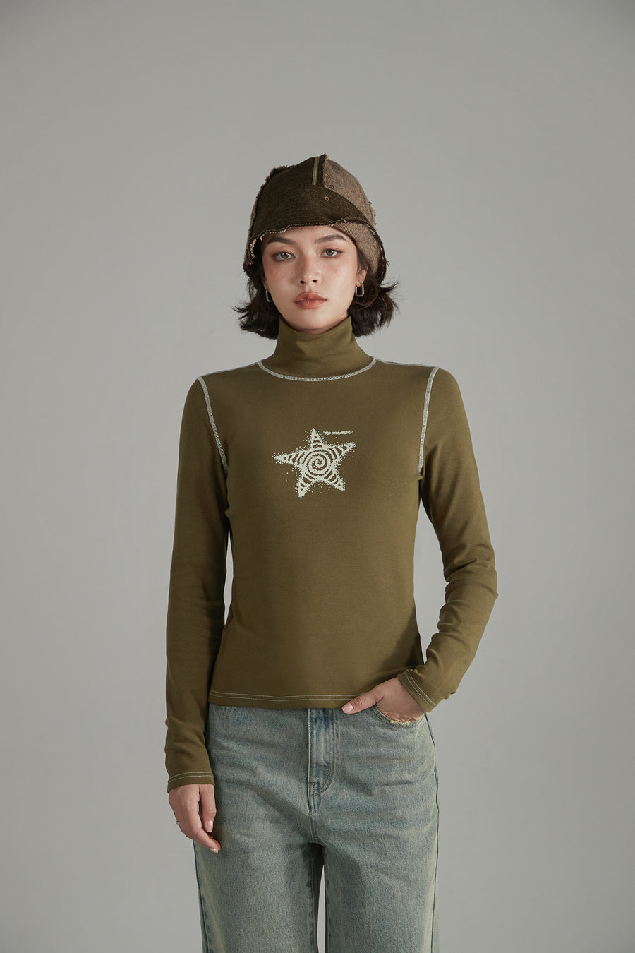 CHUU Star High Neck Stitch Top