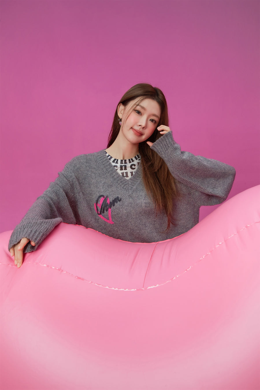 CHUU Heart V-Neck Knit Top