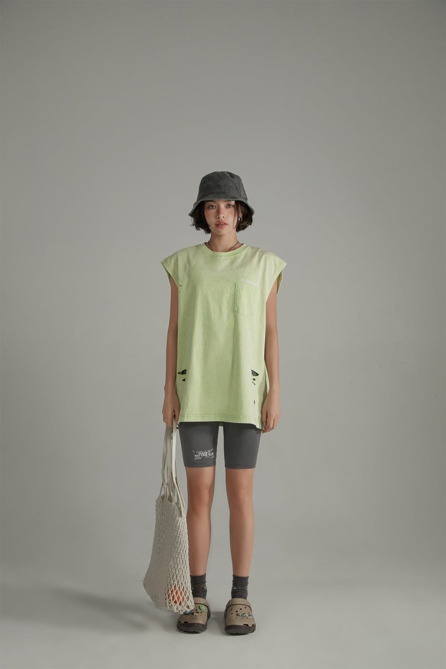 CHUU Front Pocket Loosefit Sleeveless Ripped Top