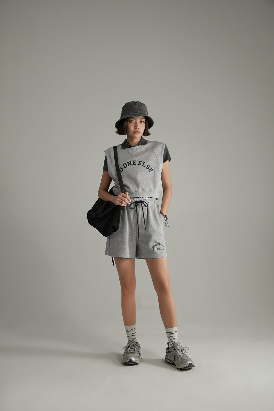 CHUU Noe Logo Cropped Sleeveless Sweatshirt