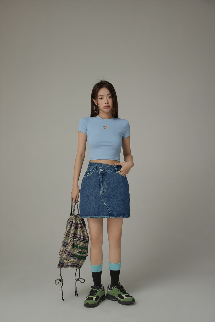 CHUU Basic Star Cut Out Short Sleeve Cropped T-Shirt