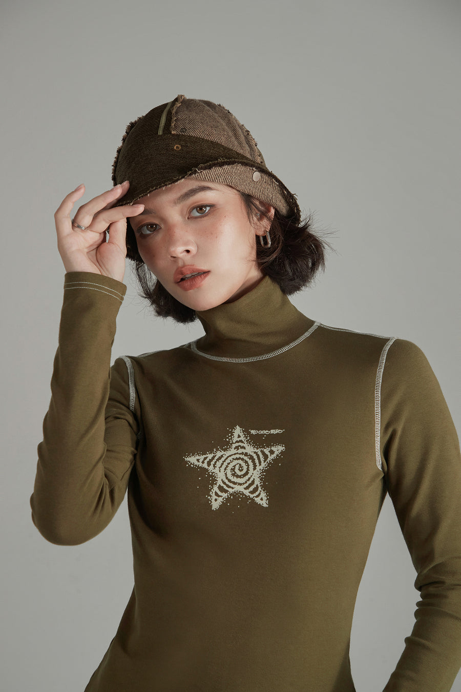 CHUU Star High Neck Stitch Top