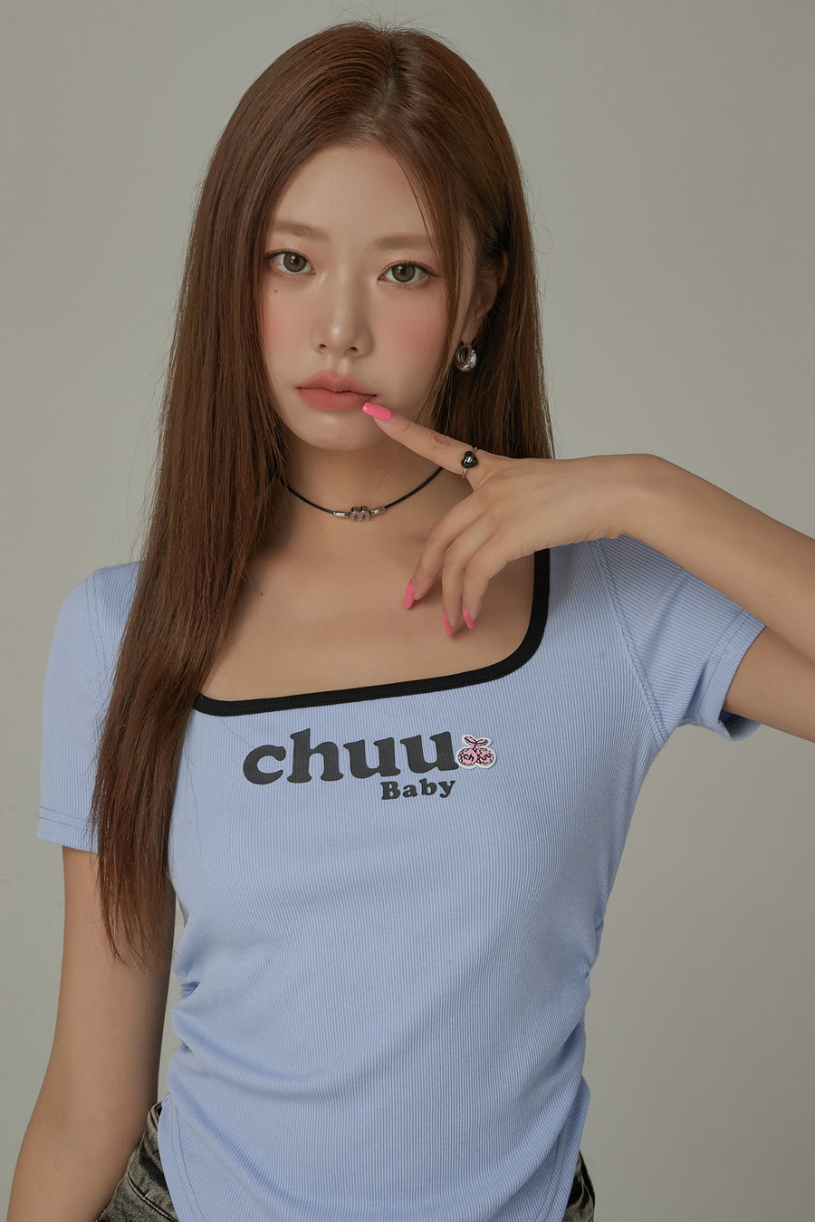 CHUU Square Neck Shirring Logo Printed T-Shirt