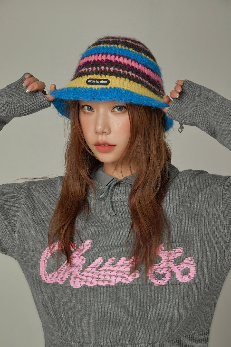 CHUU Distressed Lettering Crop Knit Sweater