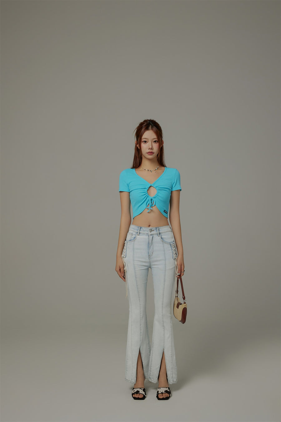 CHUU Front Keyhole String V-Neck Cropped Top