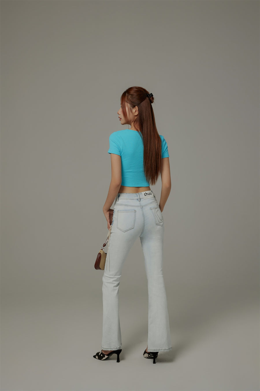 CHUU Front Keyhole String V-Neck Cropped Top