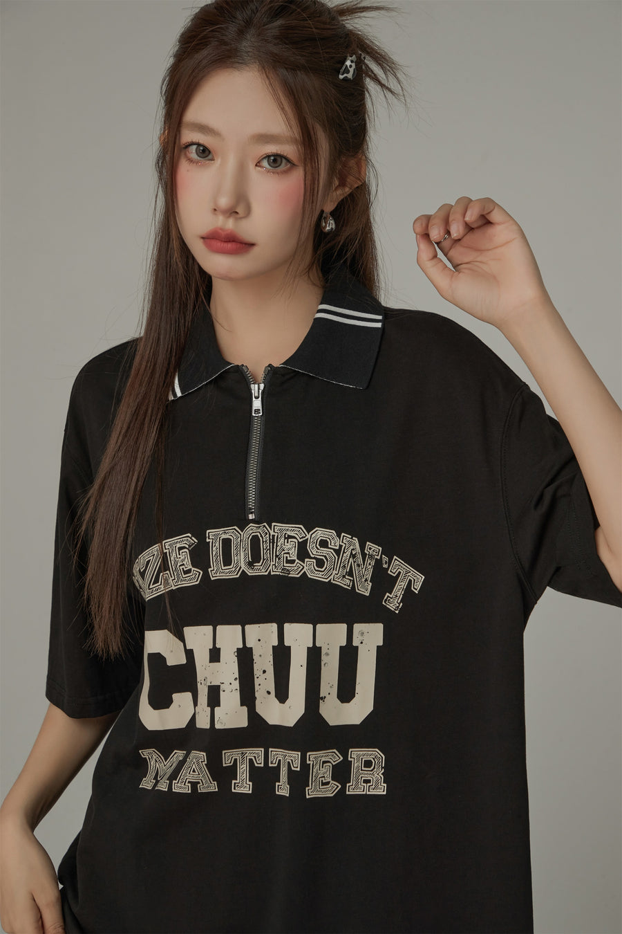 CHUU Size Doesnt Matter Letter Printed Half Zip Up Polo Neck T-Shirt