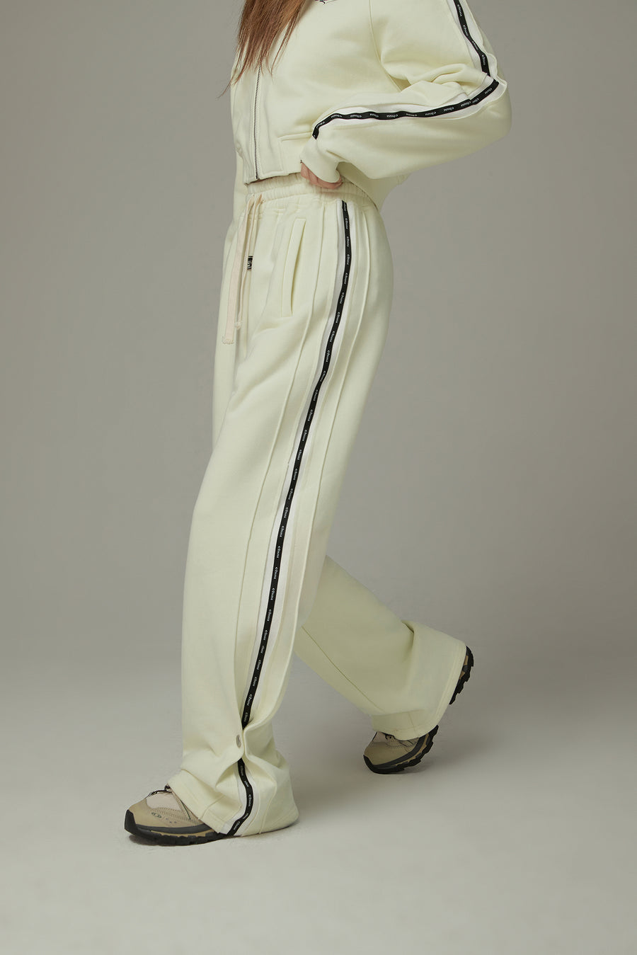 CHUU Elastic Waist Wide Sporty Pants