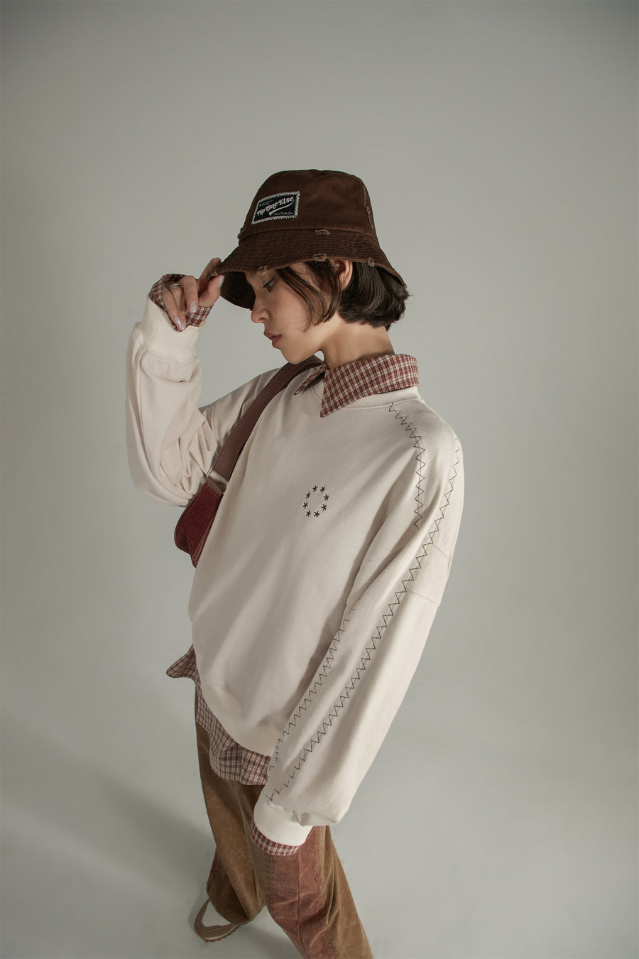 CHUU Star Embroidery Color Sweatshirt