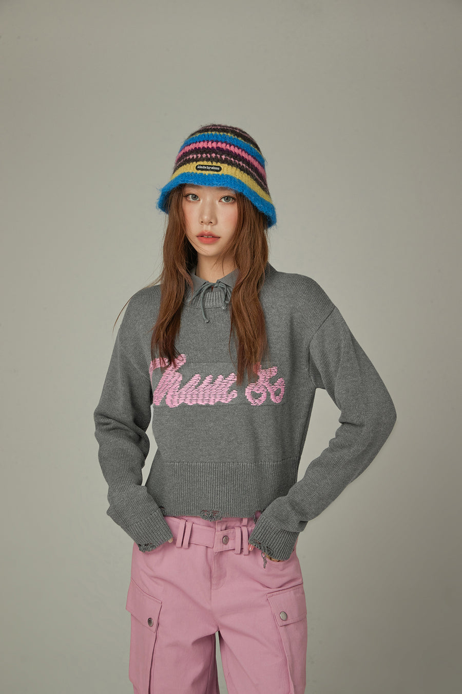 CHUU Distressed Lettering Crop Knit Sweater