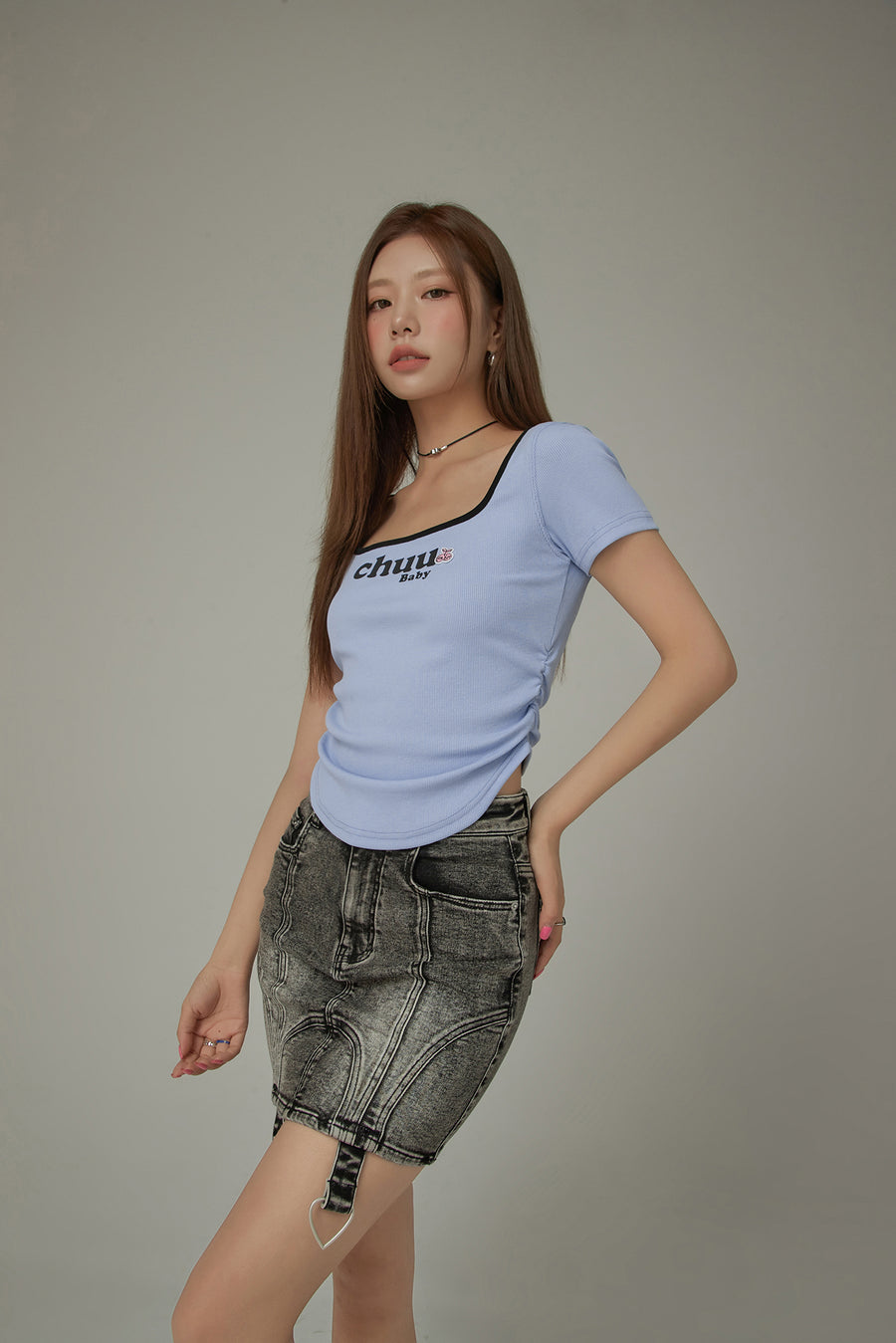 CHUU Square Neck Shirring Logo Printed T-Shirt