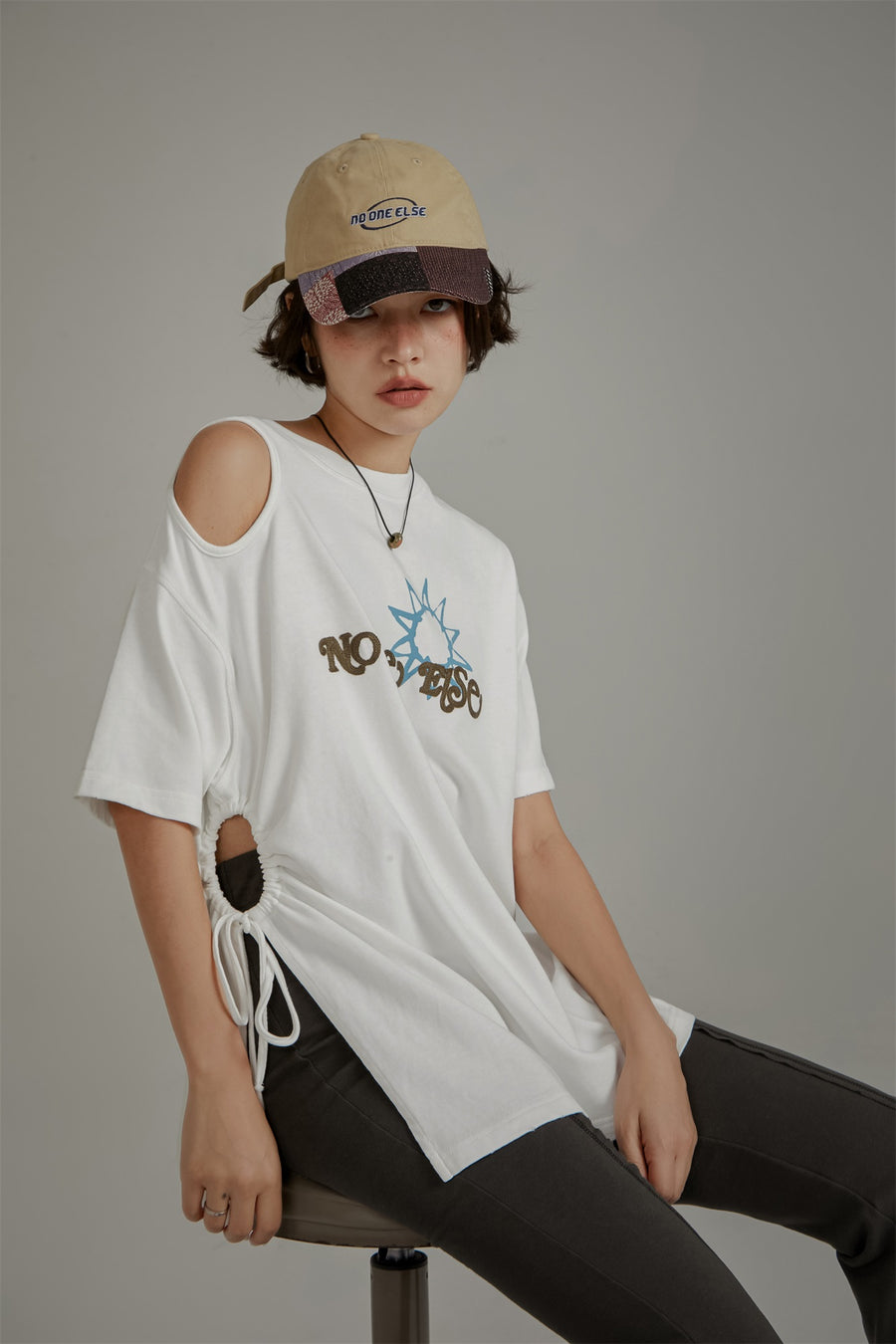 CHUU Off The Shoulder Logo Side Slit T-Shirt