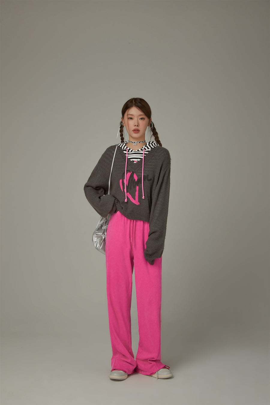 CHUU Logo Heart V-Neck Knit Sweater