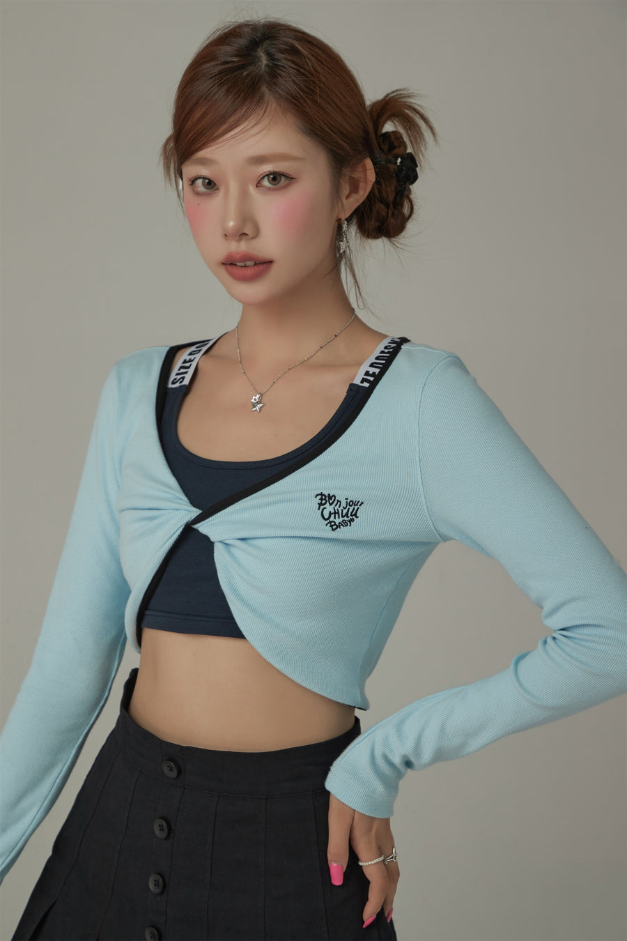 CHUU Embroidered Logo Twisted Cropped Cardigan