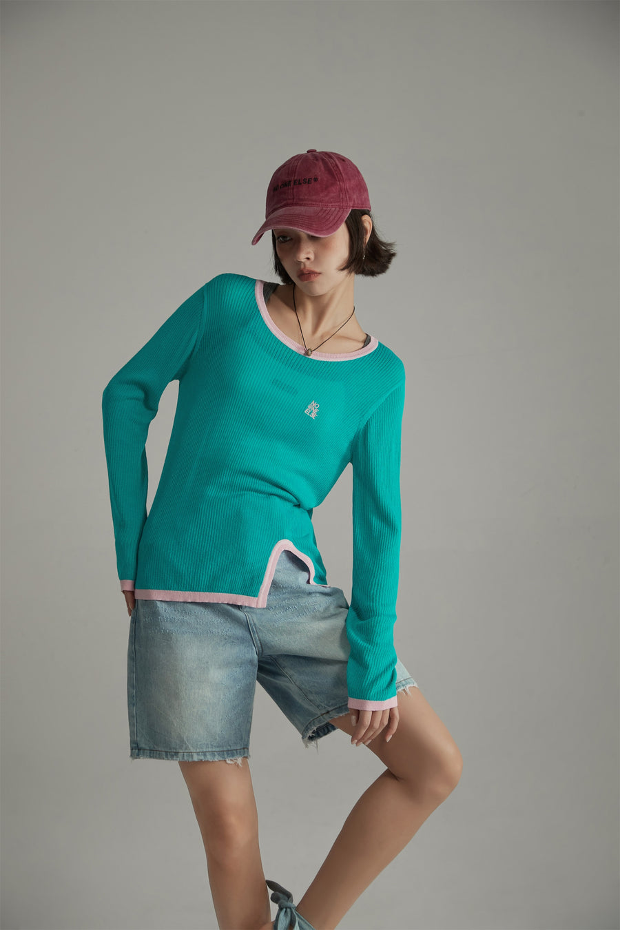 CHUU Slit Colorblocked Line Knit Top