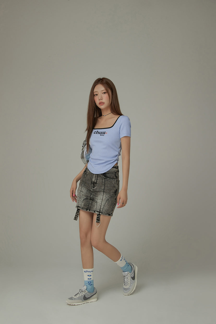 CHUU Square Neck Shirring Logo Printed T-Shirt