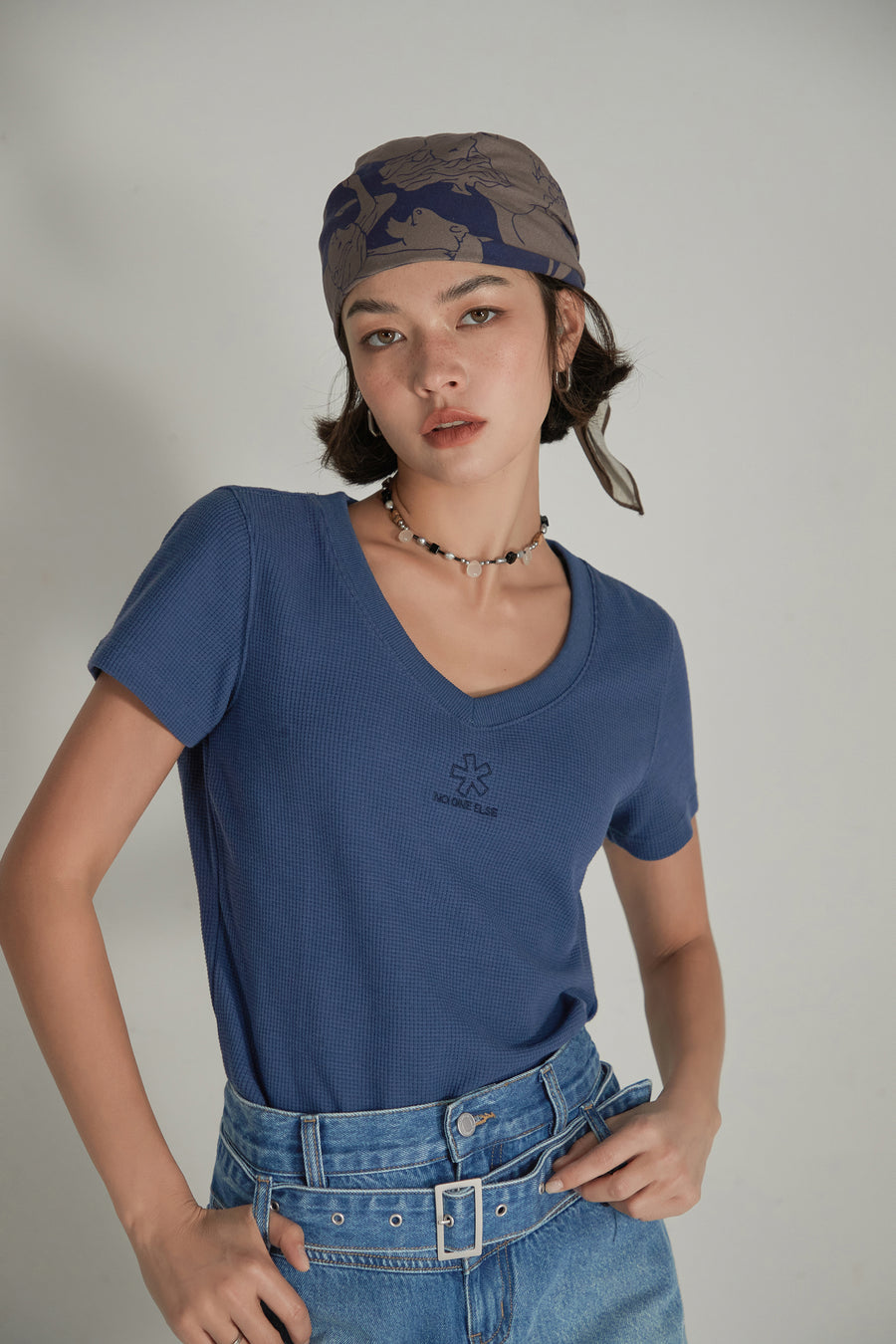 CHUU Logo V-Neck Waffle T-Shirt