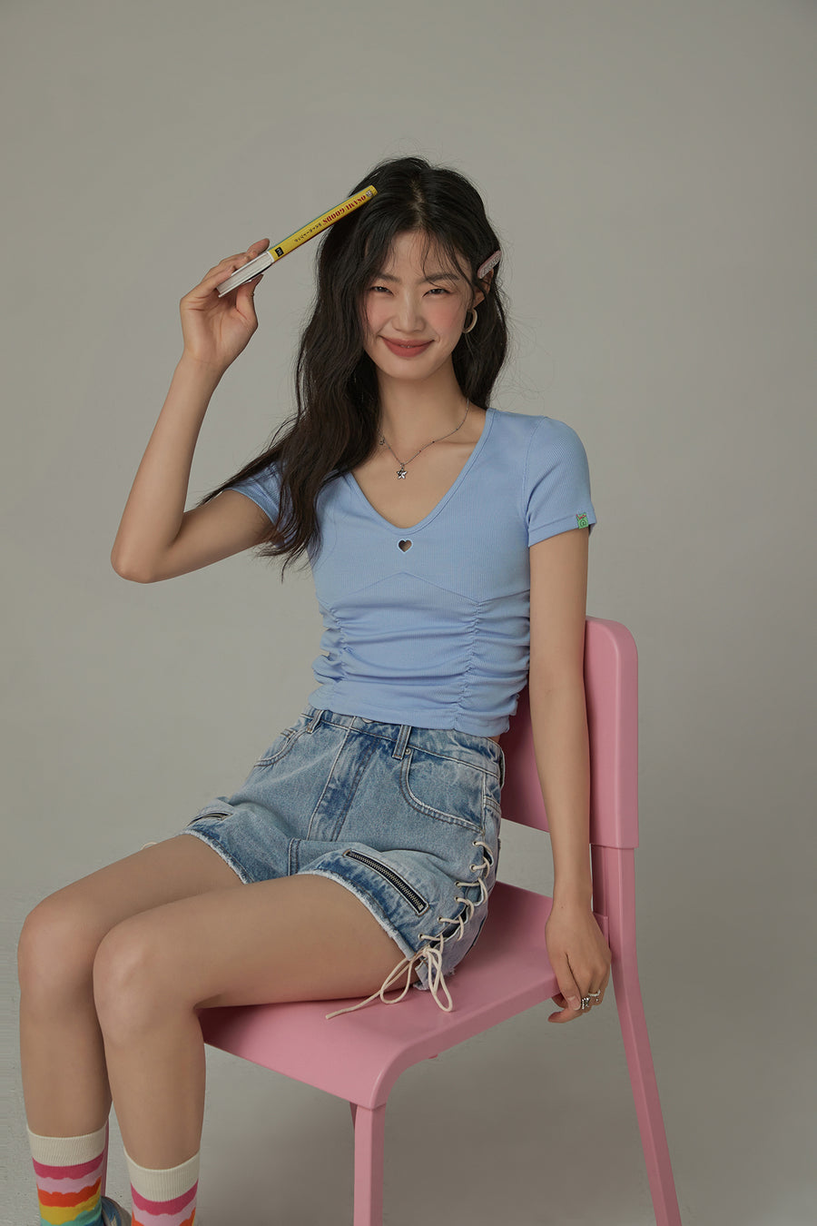 CHUU Color V-Neck Heart Keyhole Shirring Crop T-Shirt