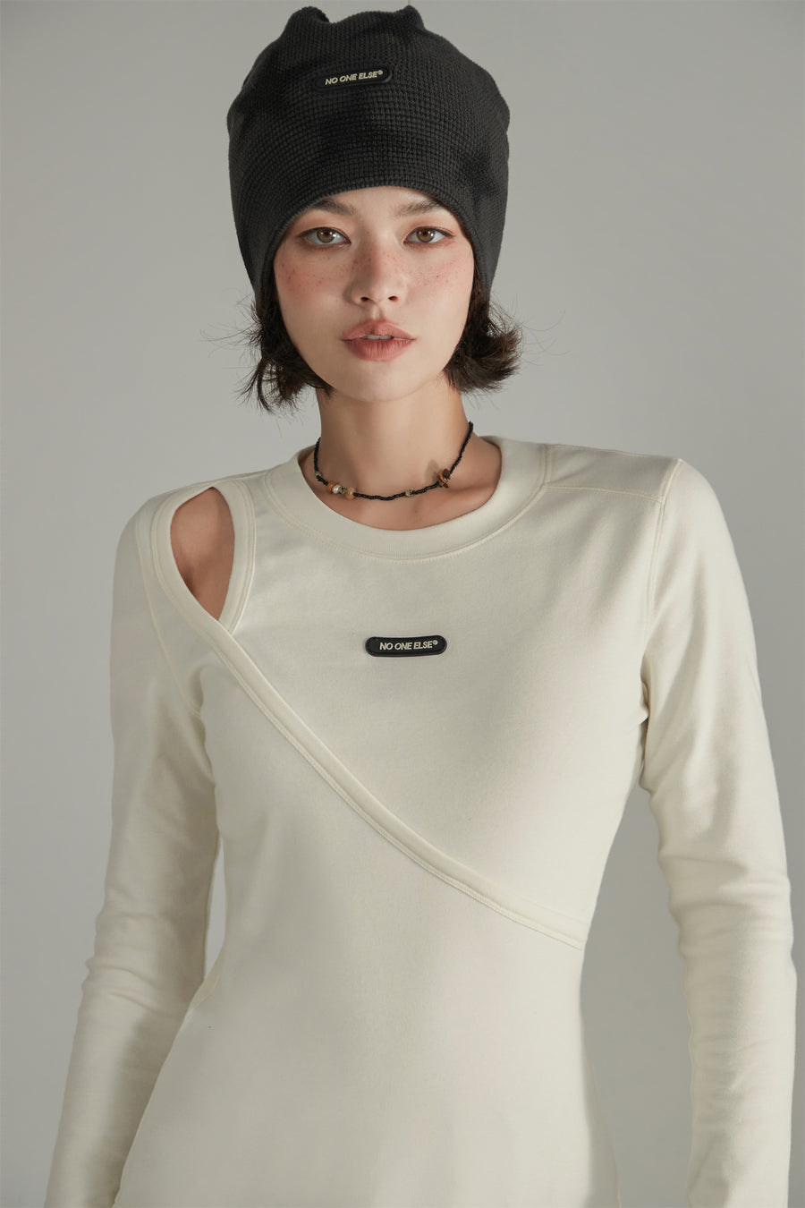 CHUU Layered Open Shoulder Simple T-Shirt