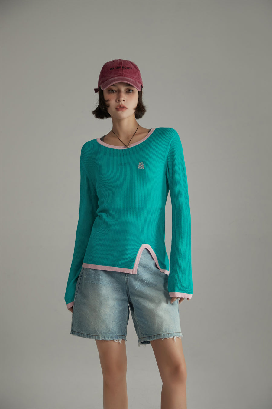 CHUU Slit Colorblocked Line Knit Top