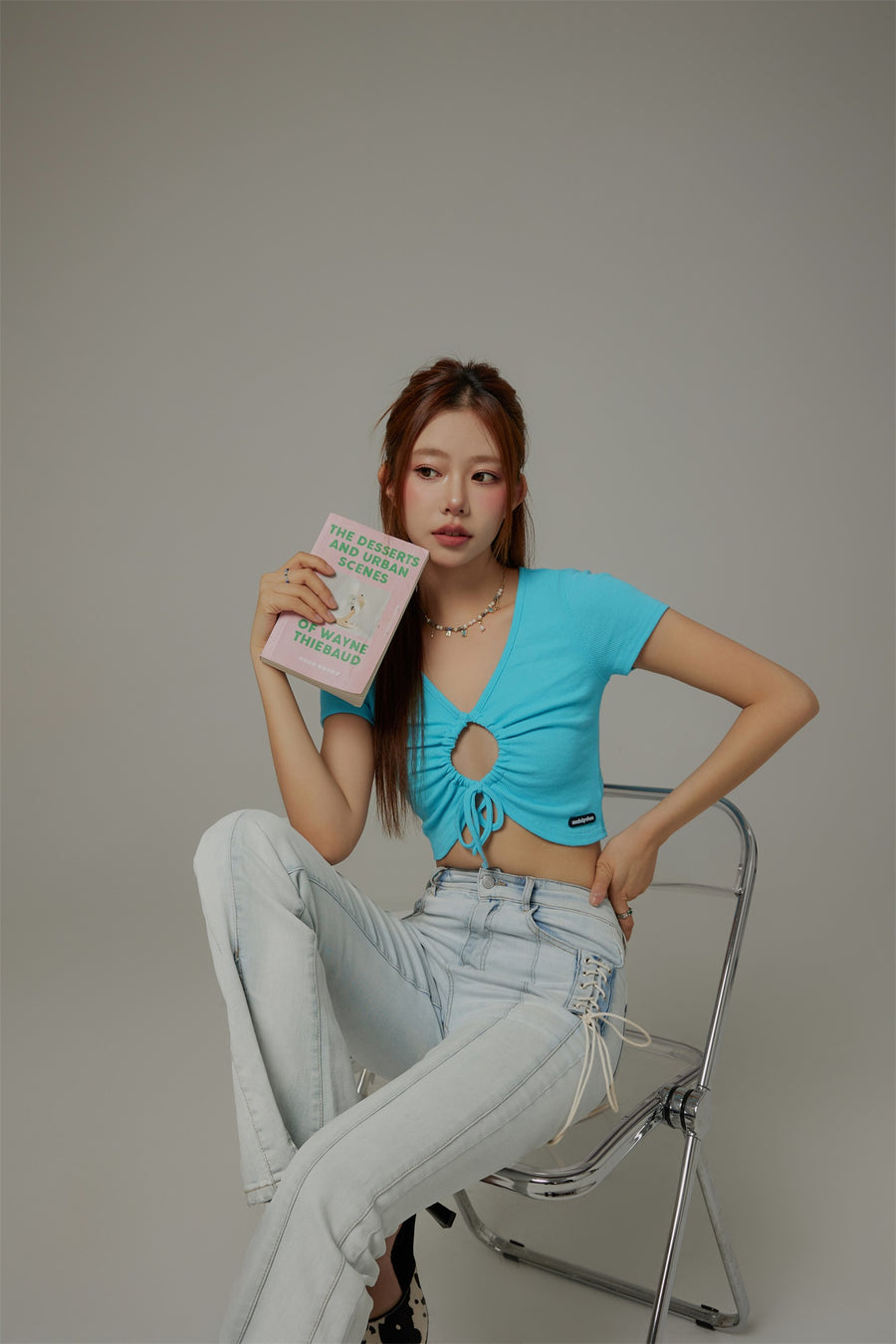 CHUU Front Keyhole String V-Neck Cropped Top