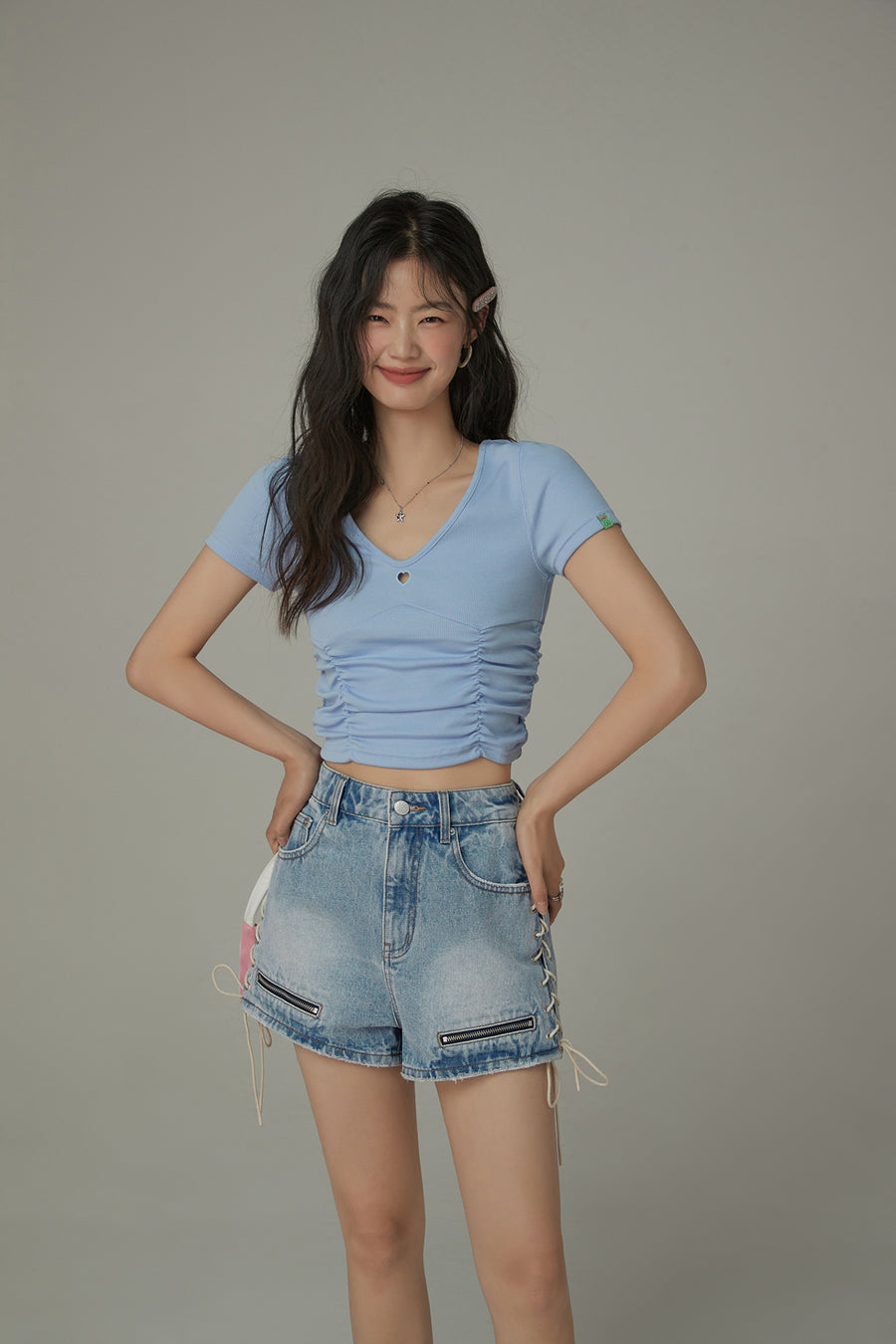 CHUU Color V-Neck Heart Keyhole Shirring Crop T-Shirt