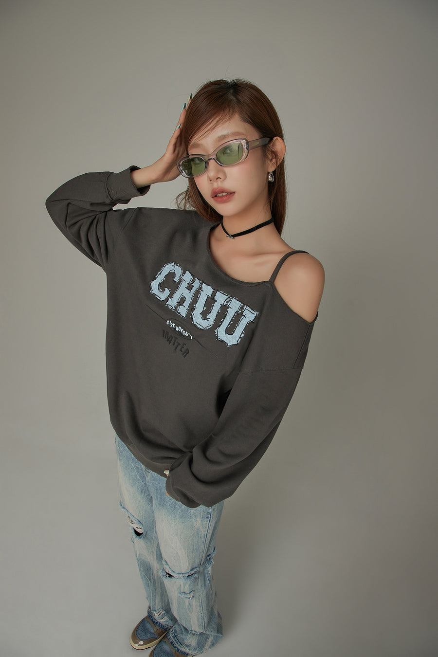 CHUU Logo One Shoulder Loose Fit Sweatshirt