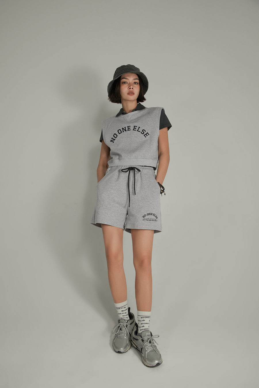 CHUU Noe Logo Cropped Sleeveless Sweatshirt