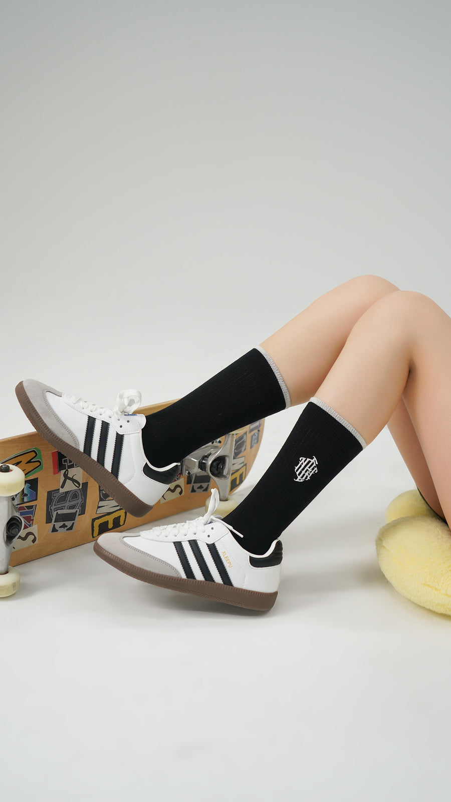 CHUU Trendy Embroidered High Socks