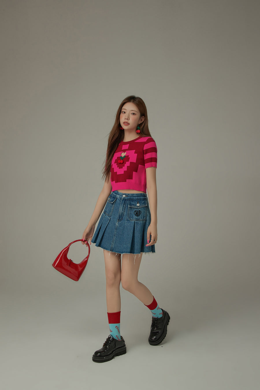 CHUU Pixel Pattern Heart Cutout Color Knit Sweater