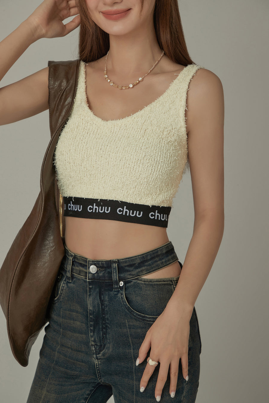 CHUU V-Neck Fuzzy Color Scheme Sleeveless Crop Top