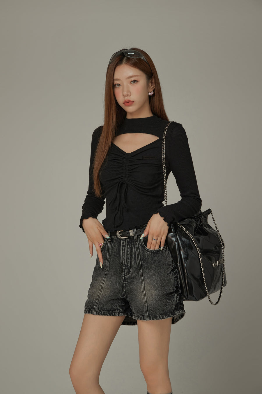 CHUU Front Slit Ruffle String T-Shirt