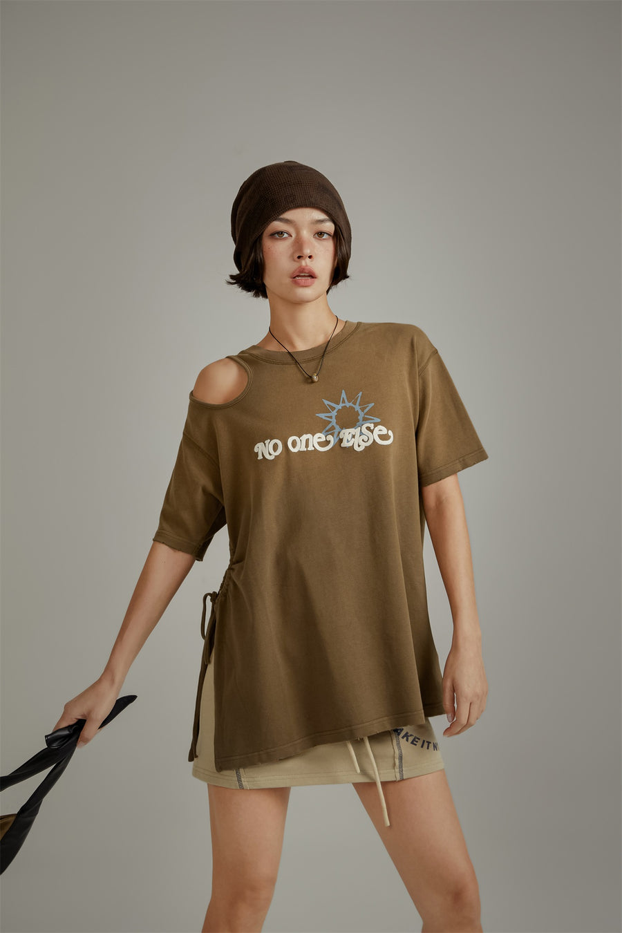 CHUU Off The Shoulder Logo Side Slit T-Shirt